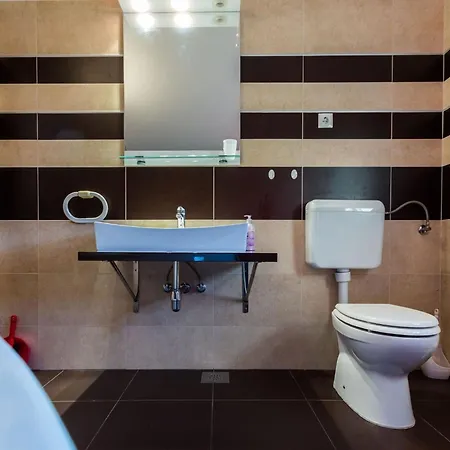 Elegant And Lavish Leisure With Outdoor Pool *