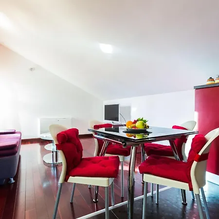 Elegant And Lavish Leisure With Outdoor Pool 자다르