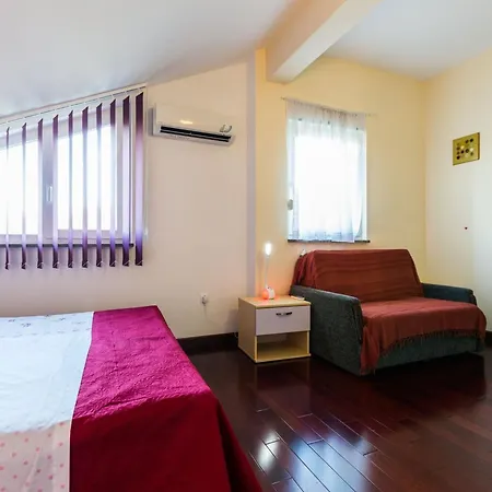 아파트 Elegant And Lavish Leisure With Outdoor Pool