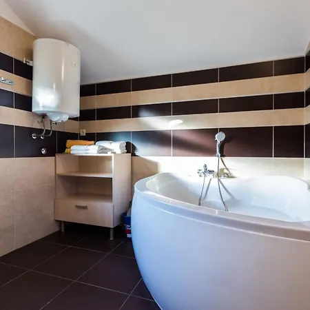 Elegant And Lavish Leisure With Outdoor Pool 아파트 자다르