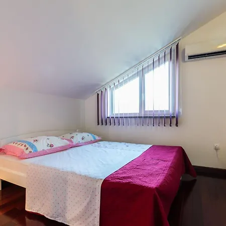 Elegant And Lavish Leisure With Outdoor Pool 자다르