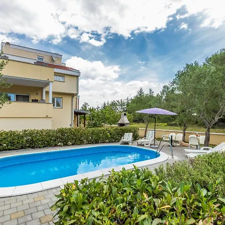 Elegant And Lavish Leisure With Outdoor Pool * 자다르