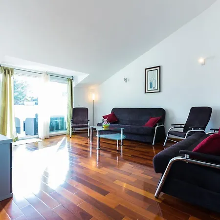 Elegant And Lavish Leisure With Outdoor Pool 자다르