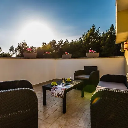 아파트 Elegant And Lavish Leisure With Outdoor Pool