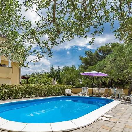 Elegant And Lavish Leisure With Outdoor Pool * 자다르