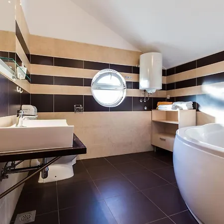 Apartamento Elegant And Lavish Leisure With Outdoor Pool