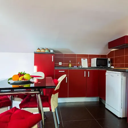 Elegant And Lavish Leisure With Outdoor Pool Apartman