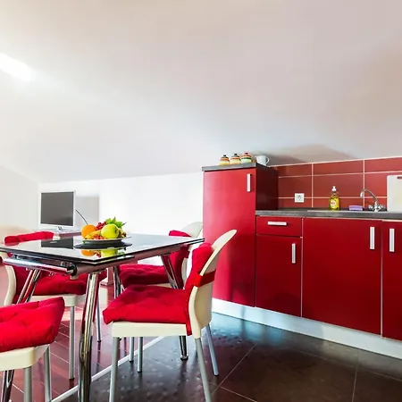 Elegant And Lavish Leisure With Outdoor Pool Apartment