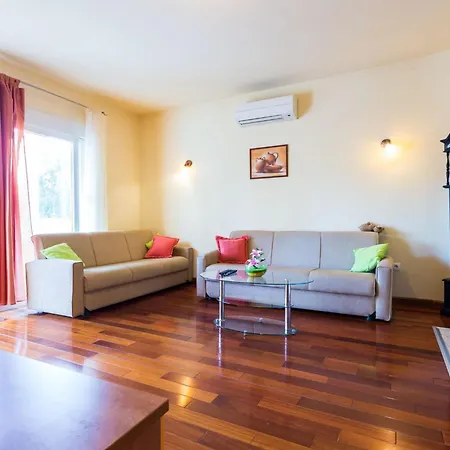 Apartment Elegant And Lavish Leisure With Outdoor Pool