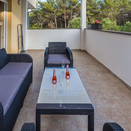Elegant And Lavish Leisure With Outdoor Pool Apartment *