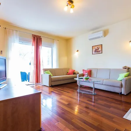 Elegant And Lavish Leisure With Outdoor Pool *